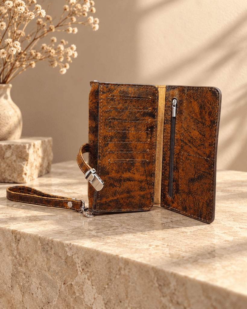 کیف پول چرم طبیعی مدل شایان رنگ قهوه‌ای — نمای نیم‌باز